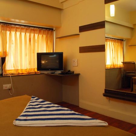 Hotel Golden Palace Pvt Ltd Мумбай Екстериор снимка