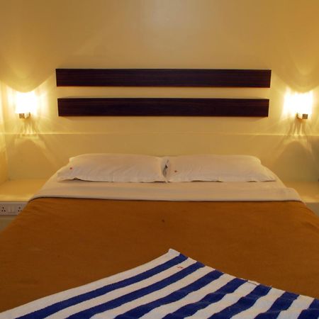 Hotel Golden Palace Pvt Ltd Мумбай Екстериор снимка