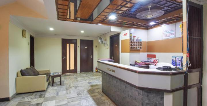 Hotel Golden Palace Pvt Ltd Мумбай Екстериор снимка