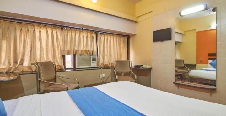 Hotel Golden Palace Pvt Ltd Мумбай Екстериор снимка