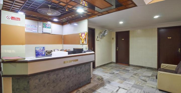 Hotel Golden Palace Pvt Ltd Мумбай Екстериор снимка