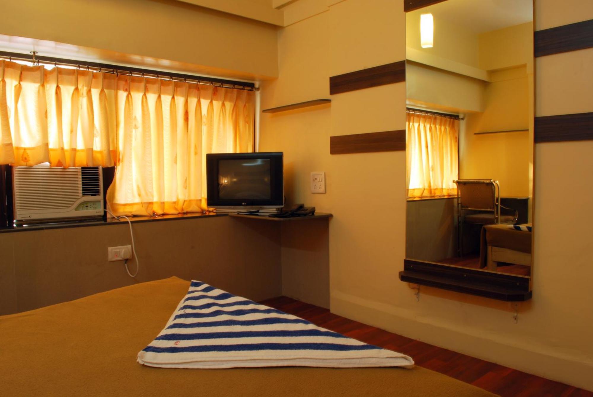 Hotel Golden Palace Pvt Ltd Мумбай Екстериор снимка
