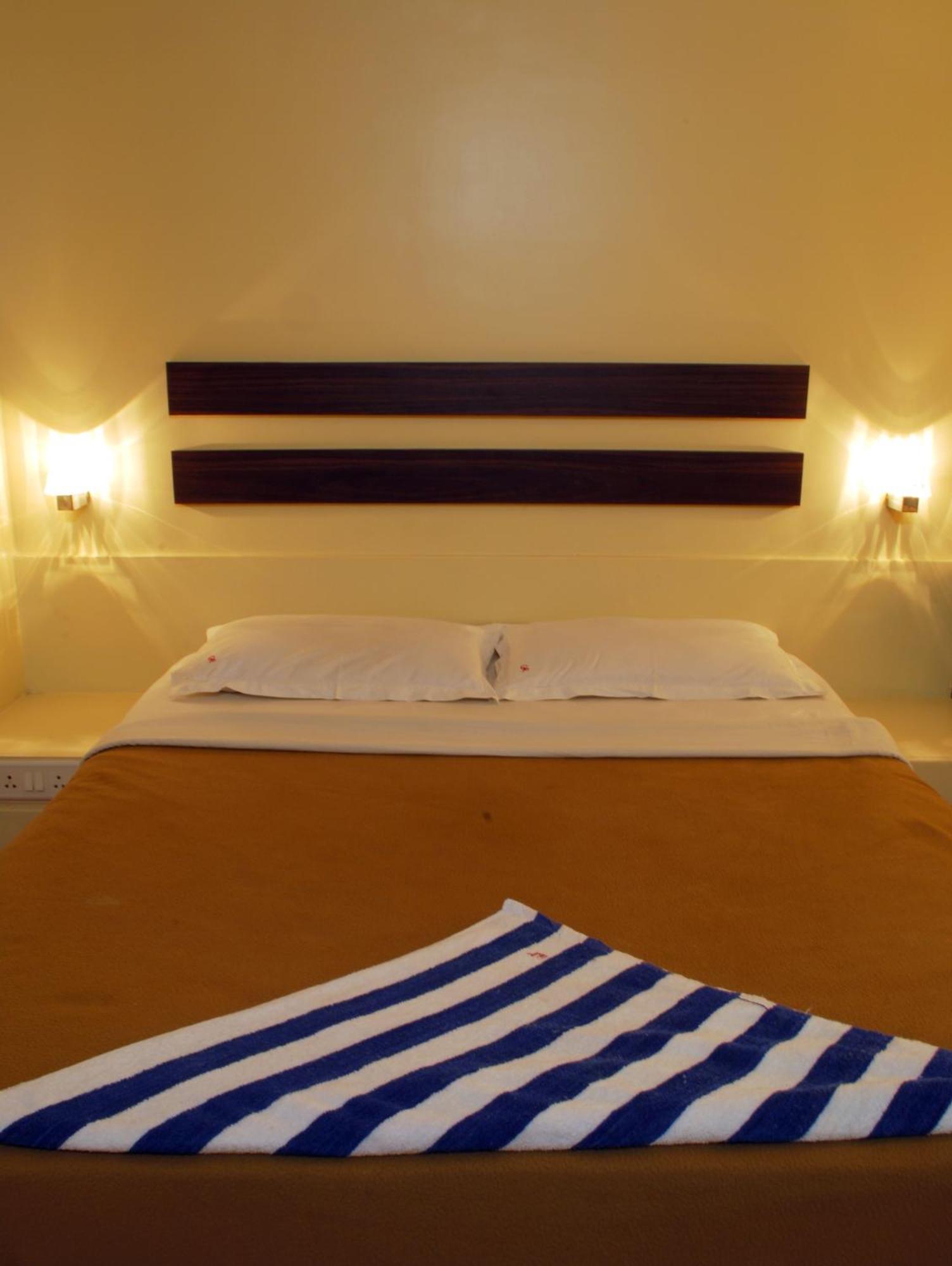 Hotel Golden Palace Pvt Ltd Мумбай Екстериор снимка