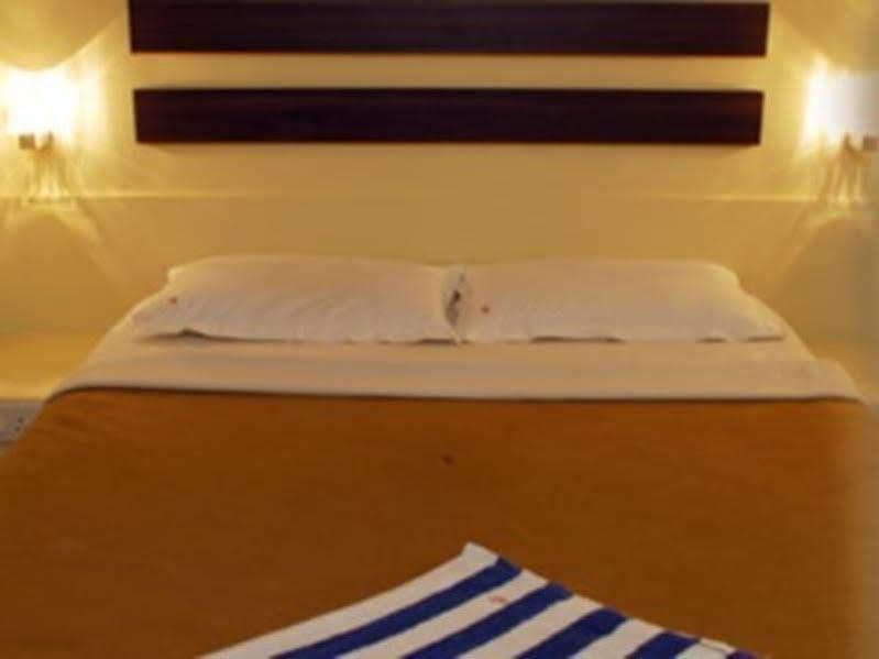 Hotel Golden Palace Pvt Ltd Мумбай Екстериор снимка